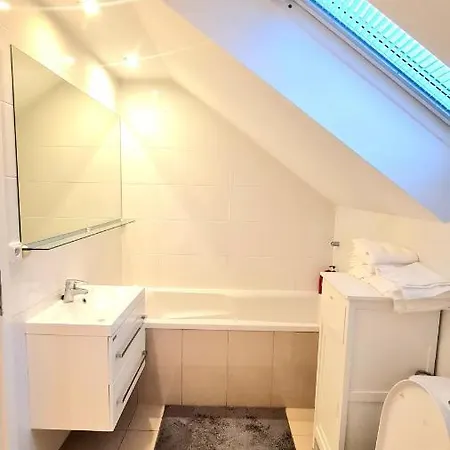 Vakantiehuis Modern & Cozy House With 3 Bed And Garden Bratislava