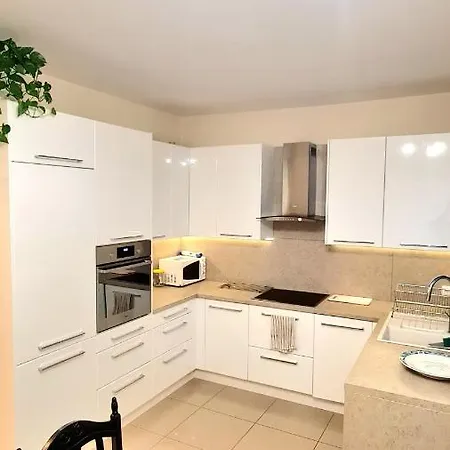 Vakantiehuis Modern & Cozy House With 3 Bed And Garden