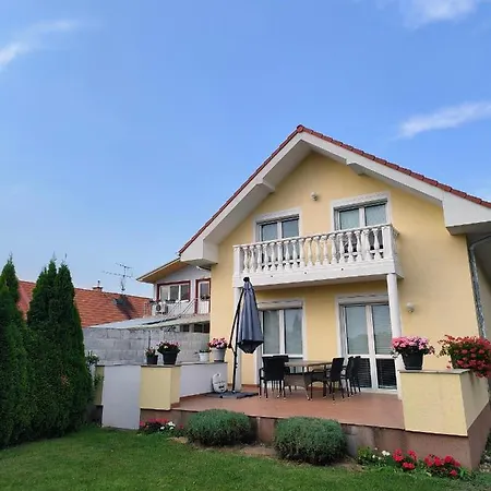 Vakantiehuis Modern & Cozy House With 3 Bed And Garden Bratislava