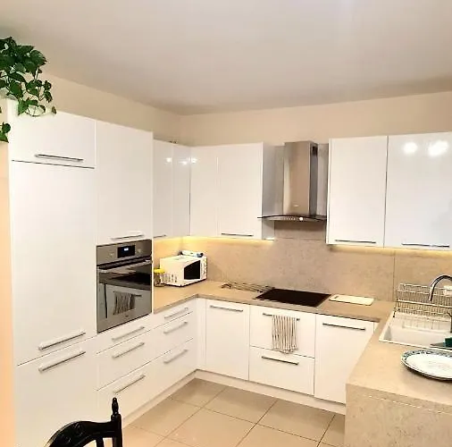 Prázdninový dům Modern & Cozy House With 3 Bed And Garden