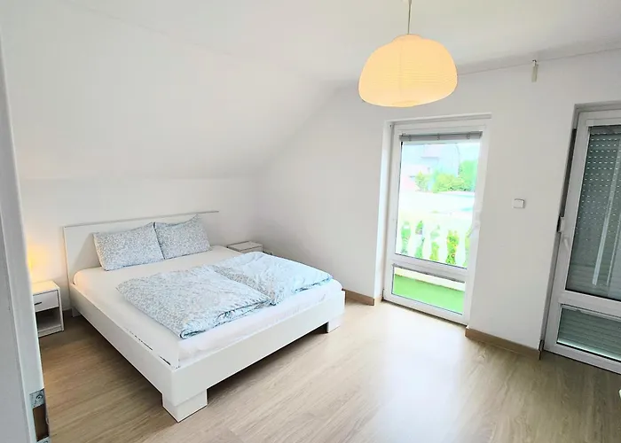 Modern & Cozy House With 3 Bed And Garden Prázdninový dům *
