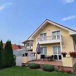 Dovolenkový dom Modern & Cozy House With 3 Bed And Garden Bratislava