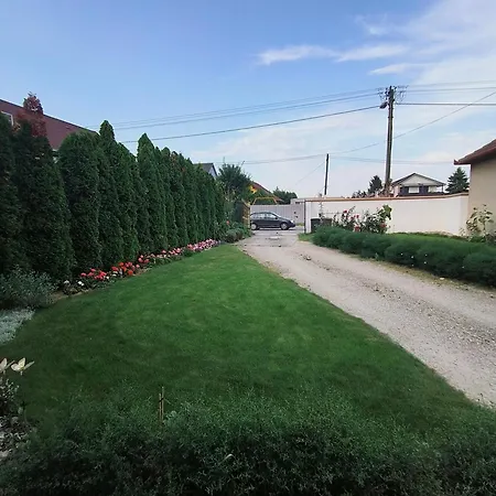 Modern & Cozy House With 3 Bed And Garden Dovolenkový dom
